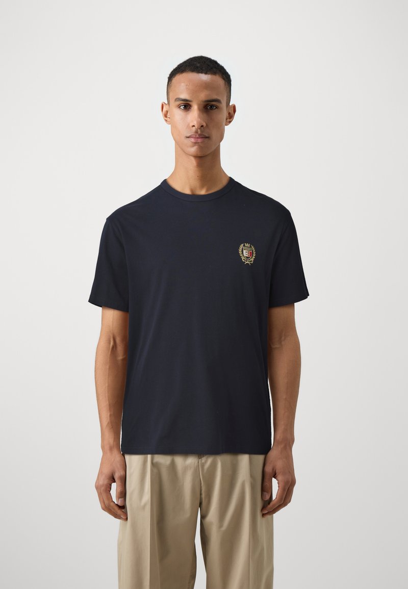 Tommy Jeans CREST FLAG TEE - Nyomott mintás póló - dark night navy