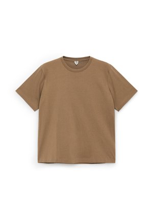 Bruine T-shirt met korte mouwen en ronde hals plat gelegd op een witte achtergrond.