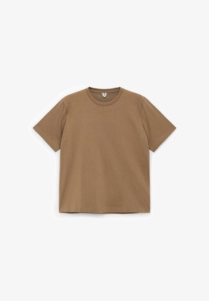 Ruskea lyhythihainen pyöreäkauluksinen T-paita levitettynä valkoiselle taustalle.