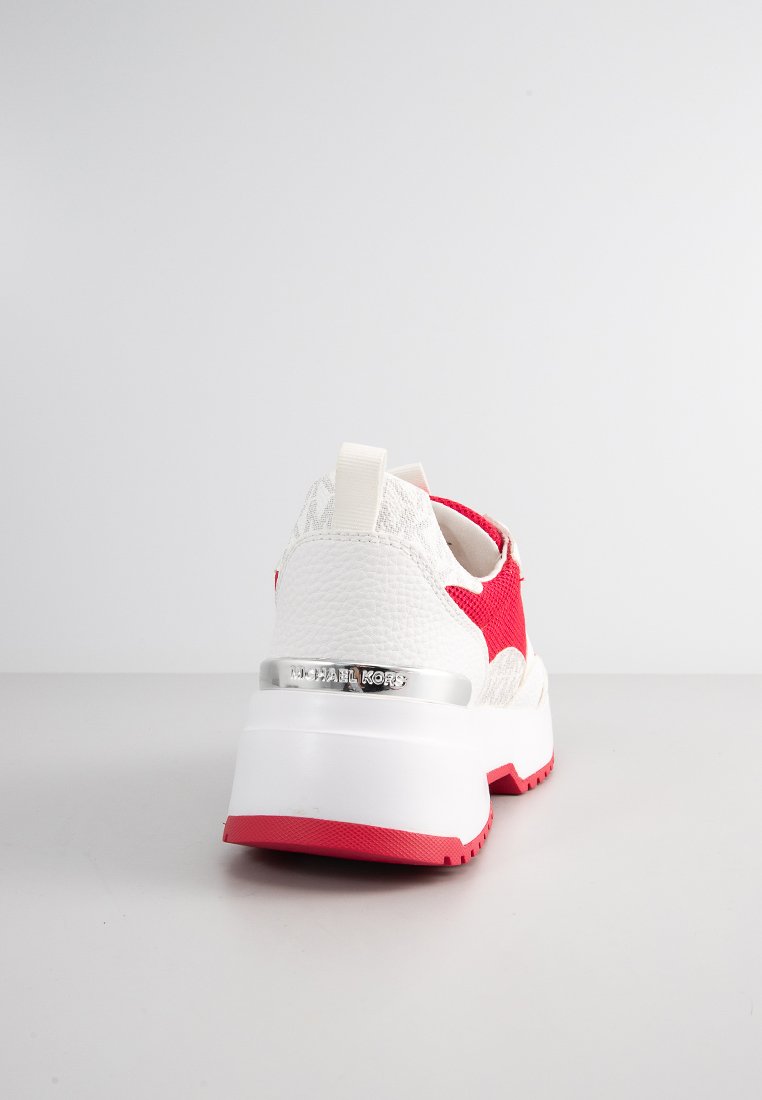 Sneaker rossa e bianca con una parte superiore testurizzata, suola bianca chunky e dettaglio di branding argentato sul tallone. Design atletico alla moda.