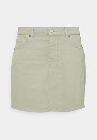 Mini gonna in denim verde salvia chiaro con tasche frontali, passanti per la cintura e chiusura con bottone metallico.