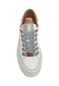 Weiße Leder-Sneaker mit grauen Schnürsenkeln, roségoldenen Hardware-Elementen, runder Zehenform und glatter Textur. Markenlogo auf der Zunge sichtbar.
