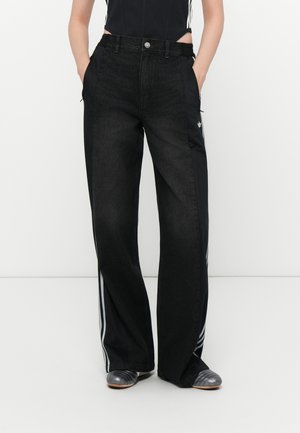 Sorte vide benbukser med denim foran og glatte sorte sidestykker, fremhævet med tre hvide striber og lommer.