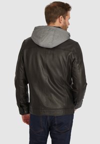 Chaqueta de cuero negro con forro de sudadera gris, con textura suave, mangas largas y un diseño ajustado, vista desde la parte de atrás.