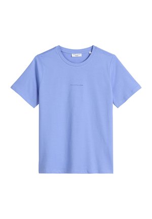 Helles blaues Baumwoll-T-Shirt, kurze Ärmel, runder Ausschnitt, mit dezentem Branding auf der Vorderseite. Glatte Textur mit lässiger Passform.