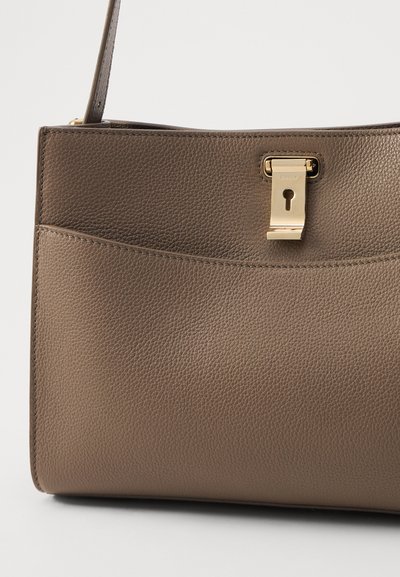 Braune, strukturierte Lederhandtasche mit einer klaren Form, ausgestattet mit einem goldenen Verschluss und einer Fronttasche. Glattes, minimalistisches Design.
