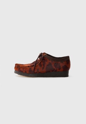 WALLABEE - Derbies - brown
