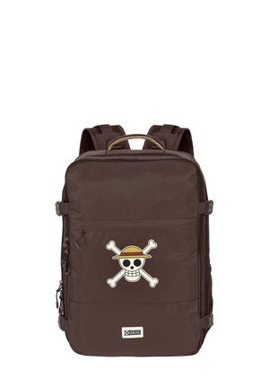 Mochila marrón hecha de un tejido duradero que cuenta con un gran bolsillo frontal con un diseño de calavera y tibias cruzadas de pirata, correas ajustables y un asa en la parte superior.