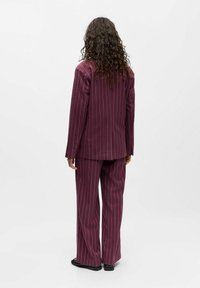 Object OBJLISA - Puspaltis - mauve wine