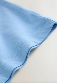 Unselected, light blue