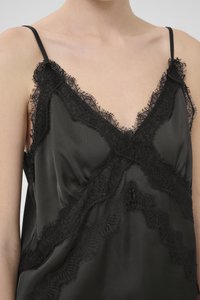 Svart satin cami med delikat svart blonder trim langs halsen og kanten, med justerbare spaghetti-stropper for en tettsittende design.
