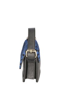 Borsa a spalla in pelle nera con un lato a motivo blu, forma rettangolare, tracolla regolabile e dettagli in metallo color oro.