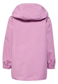 Roze waterdichte jas, met een capuchon, elastische boorden en een eenvoudig ontwerp. De stof heeft een gladde textuur zonder extra patronen.