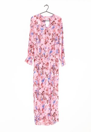 Vestido maxi de manga larga en rosa con patrones florales en rojo y azul, cintura fruncida y puños ligeramente con volantes, colgado en una percha negra.