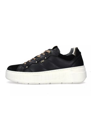 Czarne skórzane sneakersy z wyściełaną białą podeszwą, z pikowanym wzorem, beżowymi sznurowadłami i metalicznym akcentem w okolicy pięty.