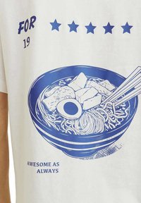 T-shirt bianco con grafica blu di una ciotola di ramen con noodles, tofu e un uovo. Il testo recita "PER 19" e "FANTASTICO COME SEMPRE."