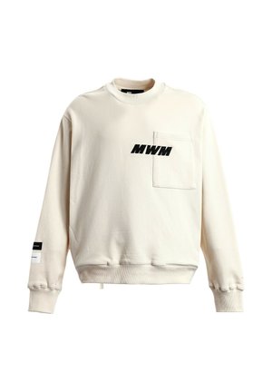 Sudadera de cuello redondo color blanco roto con un pequeño bolsillo en el pecho en el lado izquierdo y logo negro "MWM" encima del bolsillo.