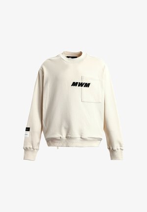 Sudadera de cuello redondo color blanco roto con un pequeño bolsillo en el pecho en el lado izquierdo y logo negro "MWM" encima del bolsillo.