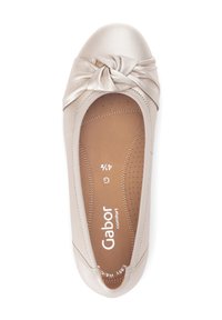Beige balletflat met een geknoopte accent op de teen, bovenwerk van glad leer, gevoerde binnenzool en geperforeerde details voor ademend vermogen.