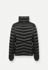 Zwarte pufferjack met een chevron-quiltontwerp, hoge kraag en elastische manchetten. Bevat een logo-opdruk aan de onderkant. Gladde, glanzende afwerking.