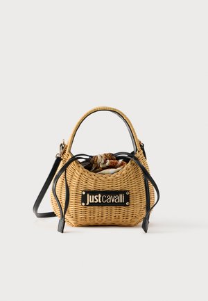 Mała torebka z plecionego rattanu z czarnym skórzanym ściągaczem i paskiem na ramię, z plakietką z logo "Just Cavalli" na przodzie.