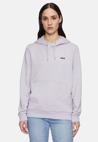 Vaaleanvioletti fleece-huppari, jossa on etutasku sekä ribbatut hihansuut ja helma. Pienessä brodeeratussa FILA-logossa on punainen ja sininen väri.