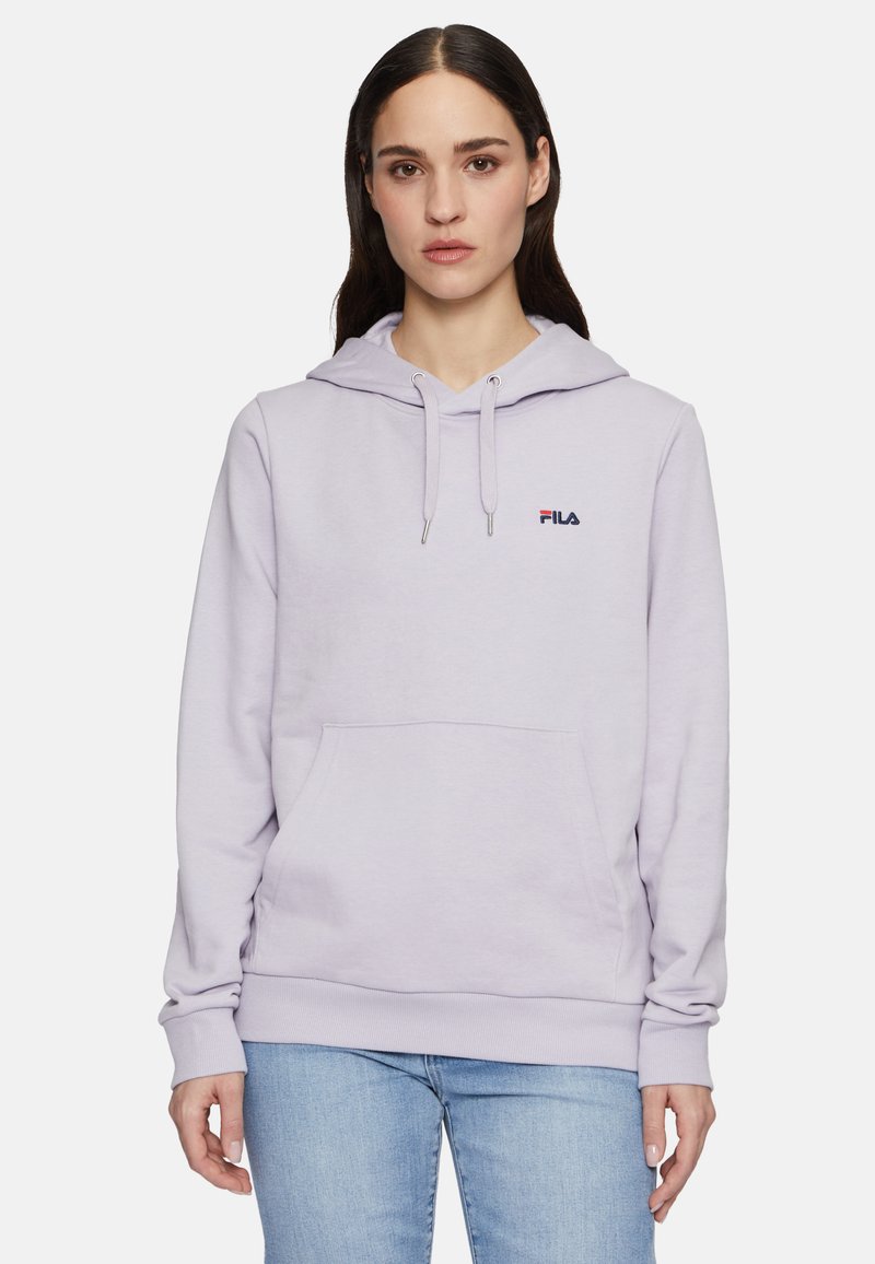 Vaaleanvioletti fleece-huppari, jossa on etutasku sekä ribbatut hihansuut ja helma. Pienessä brodeeratussa FILA-logossa on punainen ja sininen väri.