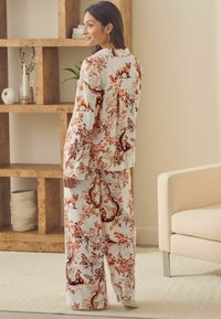 Next FLANNEL THROUGH  - REGULAR FIT  - Yöasusetti - ecru fox