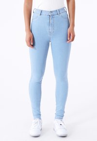 Jeans de tiro alto, de color azul claro, fabricados en denim con una textura suave, que cuentan con una cremallera frontal, cierre de botón y costuras laterales.