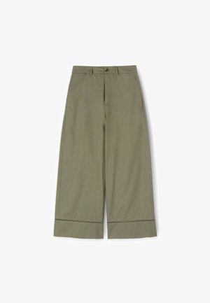 Pantalon taille haute vert olive à jambes larges avec passants pour ceinture, fermeture par boutons devant, poches latérales et surpiqûres décoratives à l’ourlet.