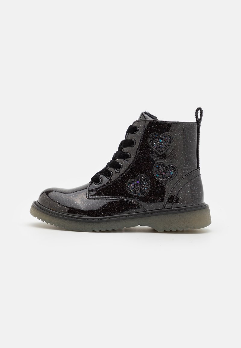 Bottines en cuir verni noir avec une finition scintillante, un design à lacets et trois découpes en forme de cœur ornées d'accents scintillants.