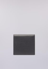 Černá kožená peněženka s texturovaným povrchem, obdélníkový tvar a rovné hrany. Žádné viditelné kování ani další akcenty.