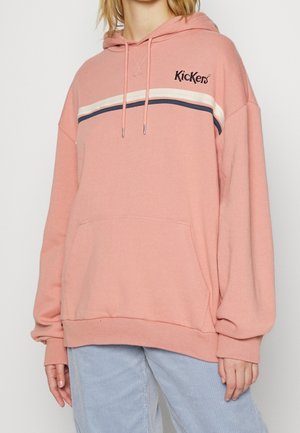 Sudadera con capucha rosa, con un bolsillo frontal, que presenta una raya horizontal blanca y azul marino y un logotipo de marca bordado en el pecho.