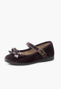 Scarpa da balletto in velluto viola scuro con punta arrotondata, suola piatta, fiocchetto decorativo e cinturino regolabile con fibbia metallica circolare.
