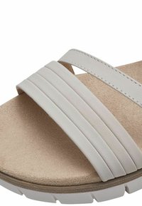 Sandali da donna con cinturini in pelle sintetica grigio chiaro, caratterizzati da tre bande testurizzate. Soletta beige morbida e suola bianca robusta.