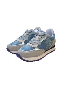 Scarpe da corsa in suede e denim di colore azzurro chiaro e grigio, con accenti in argento e una suola viola. Presentano lacci e un collo imbottito.