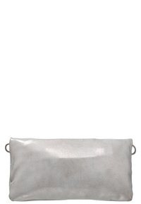 Metallinen hopeinen clutch-laukku, jossa on sileä nahkatekstuuri, suorakulmainen muoto, pyöristetyt kulmat ja kaksi metallista silmukkaa sivuilla.