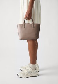 Tommy Hilfiger LOGOTAPE MINI TOTE - Handbag - coastal taupe