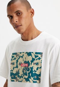 Levi's® RELAXED FIT GRAPHIC TEE - Camiseta básica - babytab camo floral white