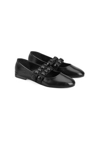 Schwarze Lederschuhe mit flacher Sohle, die an der Vorderseite einen dekorativen Riemen mit runden Akzenten sowie ein tief ausgeschnittenes Design an den Seiten aufweisen.