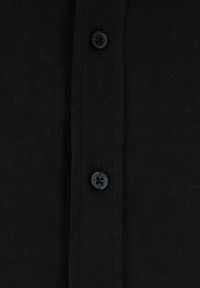 Czarna koszula zapinana na guziki o gładkiej fakturze, z czarnymi guzikami przy zapięciu oraz prostym, klasycznym wzornictwie.