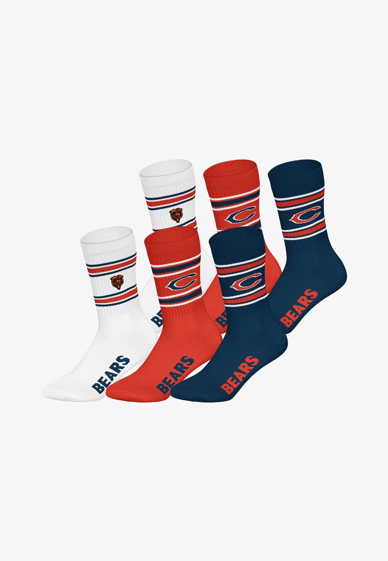 Drie paar sportsokken: wit, rood en marineblauw; geribbelde boorden; logo's van sportteams; gedurfde "BEARS" tekst in contrasterende kleuren.