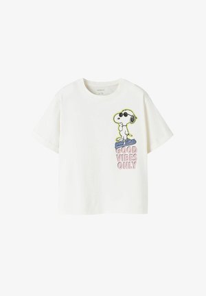 T-shirt en coton blanc avec un graphisme de chien de dessin animé portant des lunettes de soleil et le texte "good times GOOD VIBES ONLY" en polices colorées.