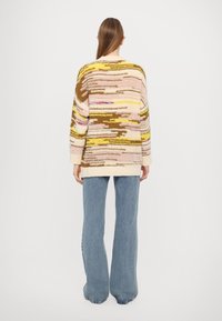 Πολύχρωμο πλεκτό πουλόβερ με αφηρημένα σχέδια σε μπεζ, καφέ, κίτρινο και ροζ. Διαθέτει άνετη εφαρμογή και μακριά μανίκια.