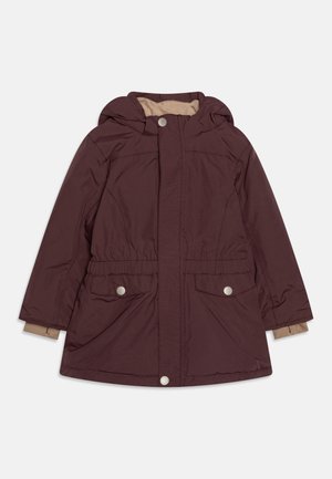 Bordeaux gewatteerde parka met capuchon, ritssluiting aan de voorkant, twee zijzakken en een elastische taille. Lichtbruine voering en manchetagaccenten. Gladde textuur.