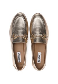 Zlaté metalické mokasíny se hladkým povrchem, zdobené kulatými akcenty a kulatou špičkou. Zpevněné švy a polstrovaná stélka.