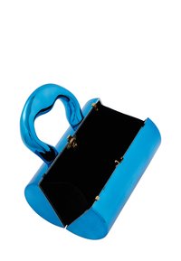 Borsa blu con manico scultoreo e arrotondato, finitura lucida e rivestimento interno nero. Presenta chiusure in hardware dorato.