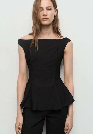 Top peplum nero con scollo off-the-shoulder. Realizzato in tessuto strutturato, presenta linee pulite e un corpino aderente.