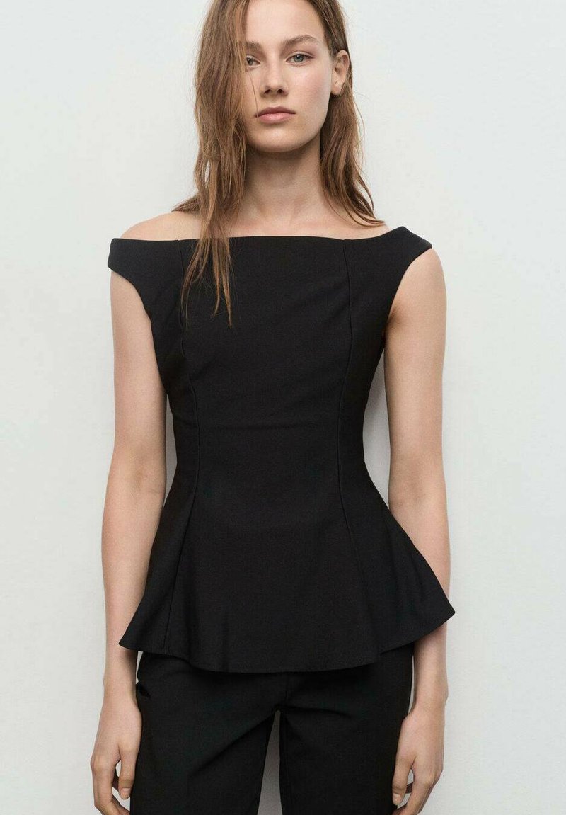 Zwarte peplumtop met een off-the-shoulder halslijn. Gemaakt van stevige stof, met strakke lijnen en een aansluitende bodice.