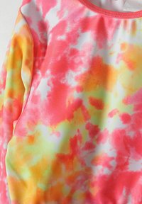 Barvno tkanino tie-dye v roza, oranžnih in rumenih odtenkih z mehkimi in gladkimi površinami; vključuje okrogli izrez in dolge rokave.